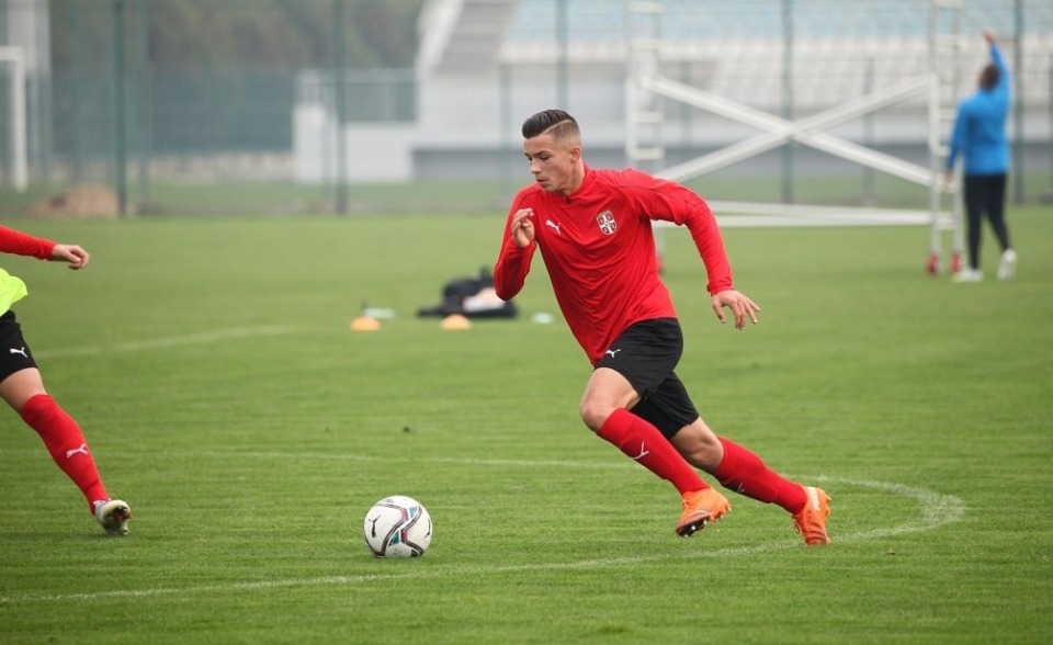 爱游戏在线-包含AC米兰青训培养新秀，助力球队崛起的词条