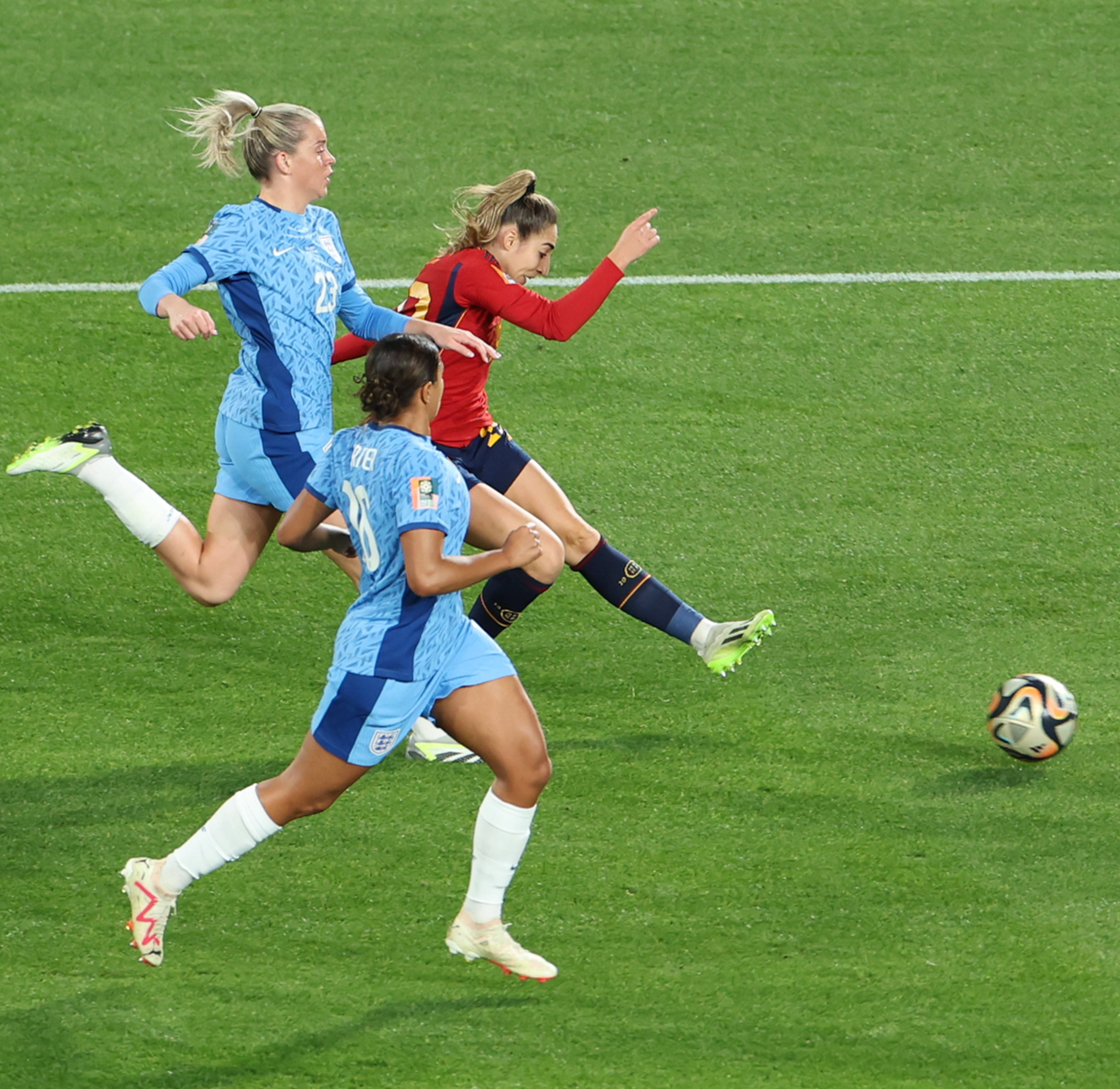 爱游戏中国官网-西班牙女足队员在国际比赛中大放异彩
