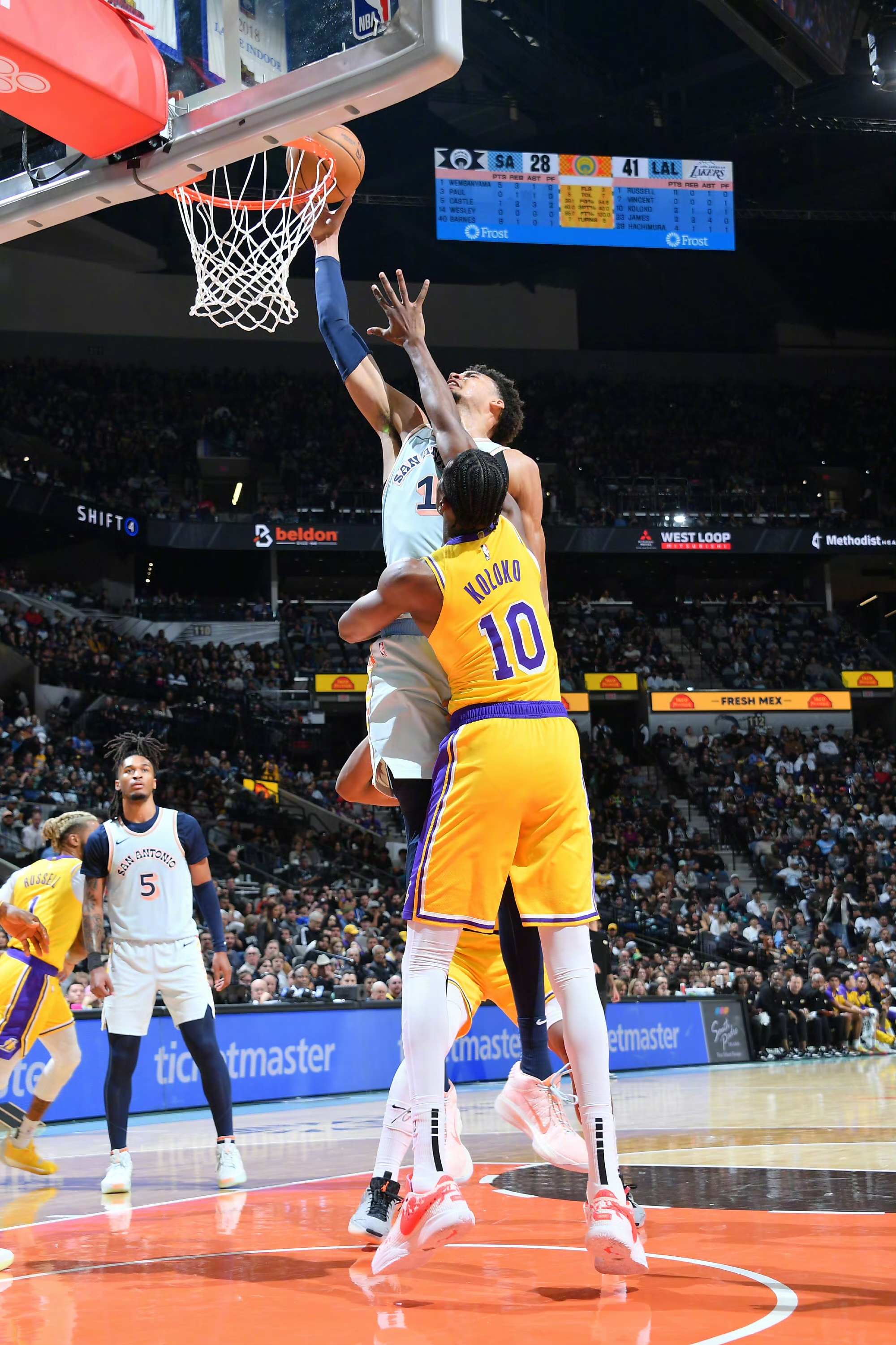 包含湖人主场艰难战胜马刺，稳步前进季后赛的词条