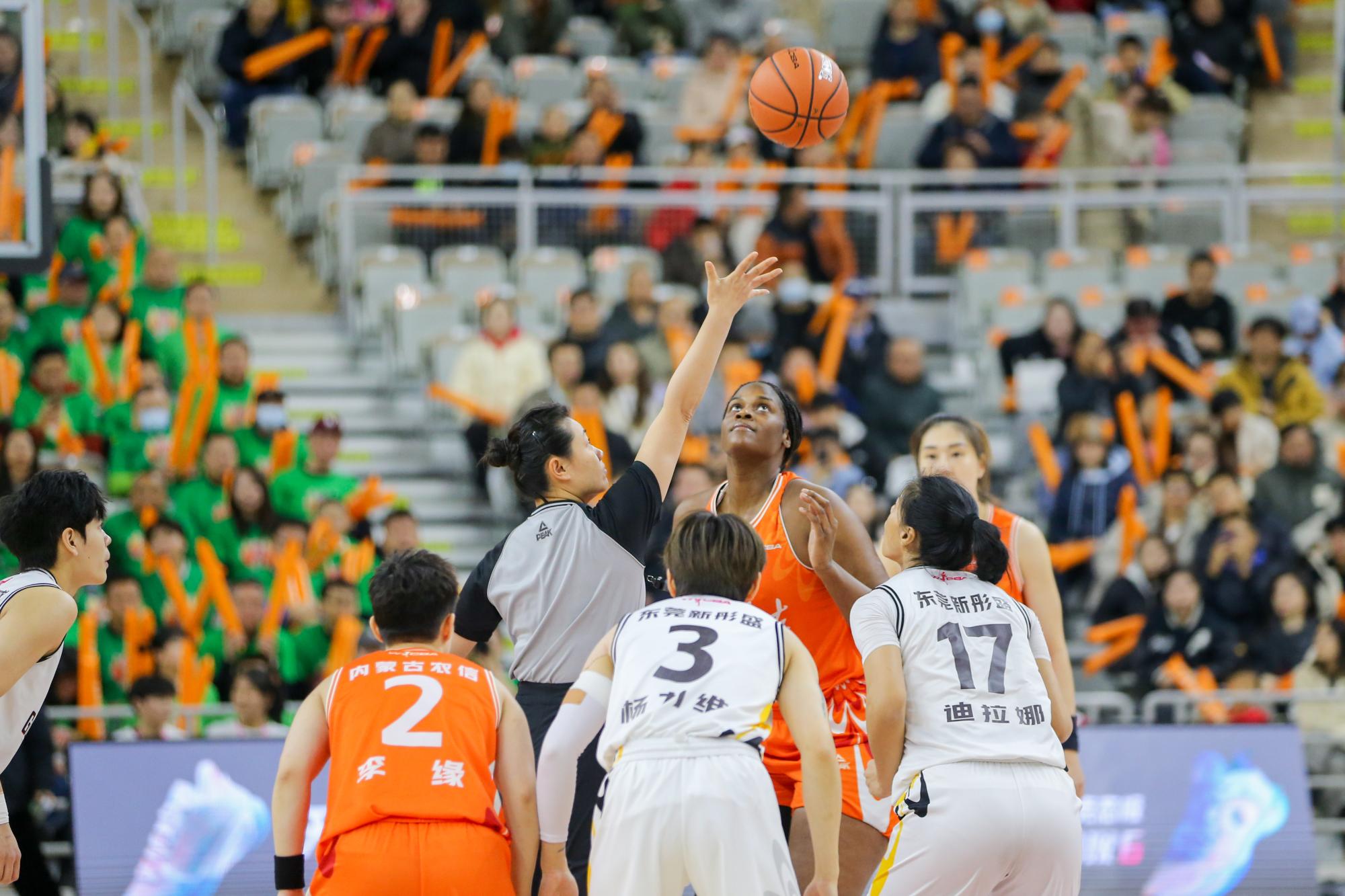 包含内线篮板大户获得关键篮板帮助球队胜出的词条