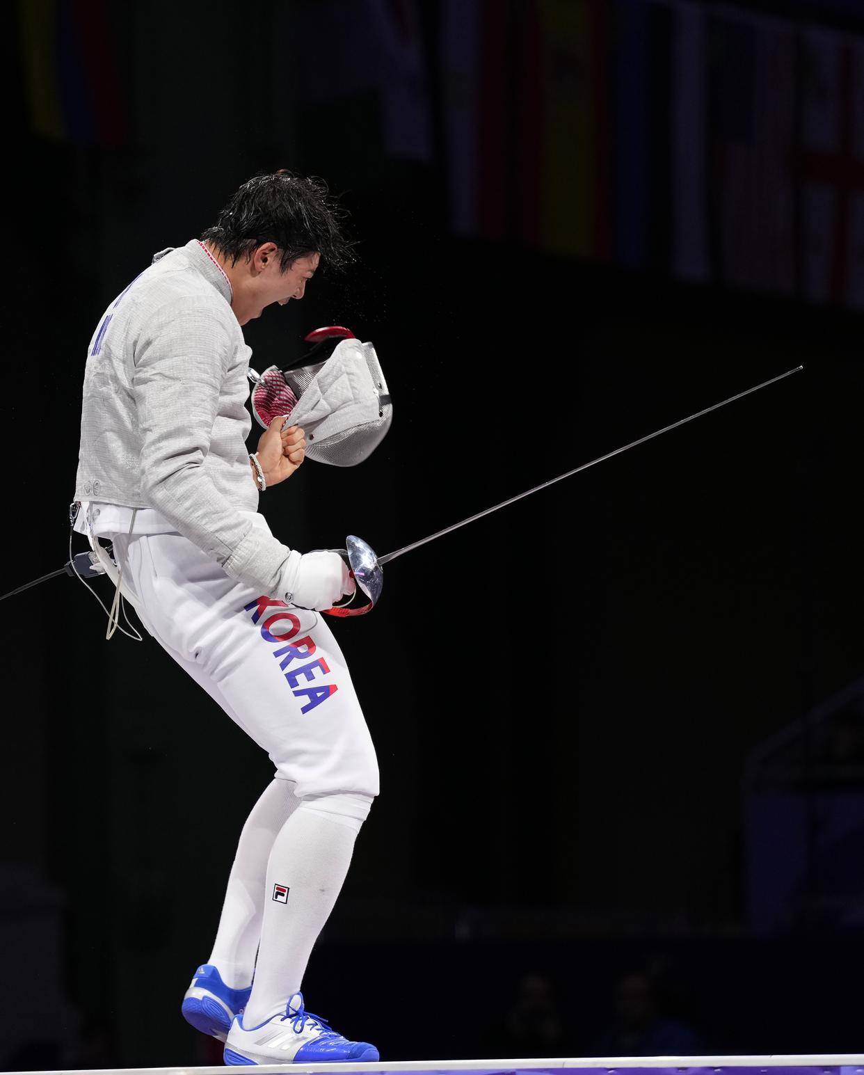 爱游戏官方入口-法国运动员在击剑比赛中奋勇争先