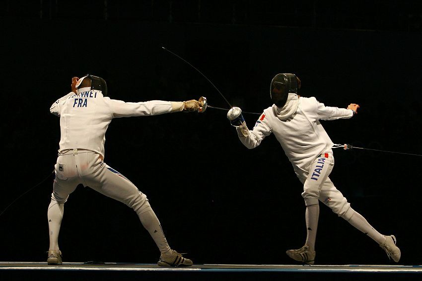 法国运动员在击剑比赛中奋勇争先 法国运动员在击剑比赛中奋勇争先