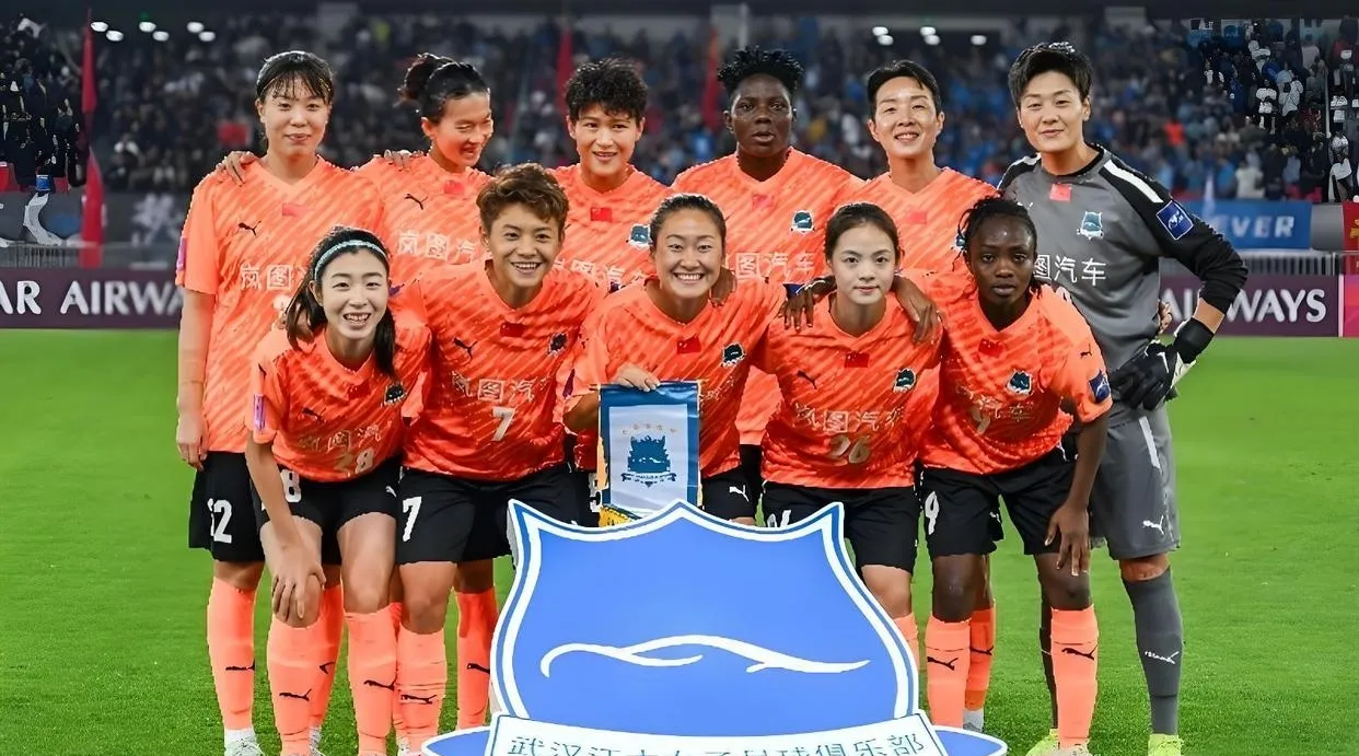 扬我国威，国足女队员再现风采的简单介绍