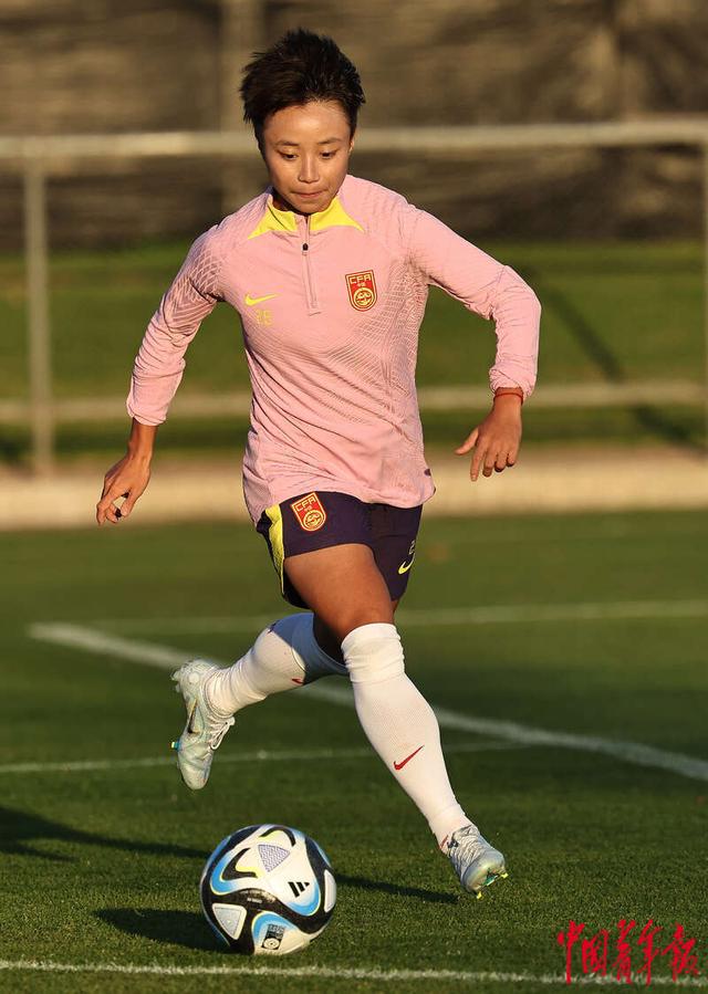 爱游戏网页版-女足比赛球队备战热火朝天，剑拔弩张