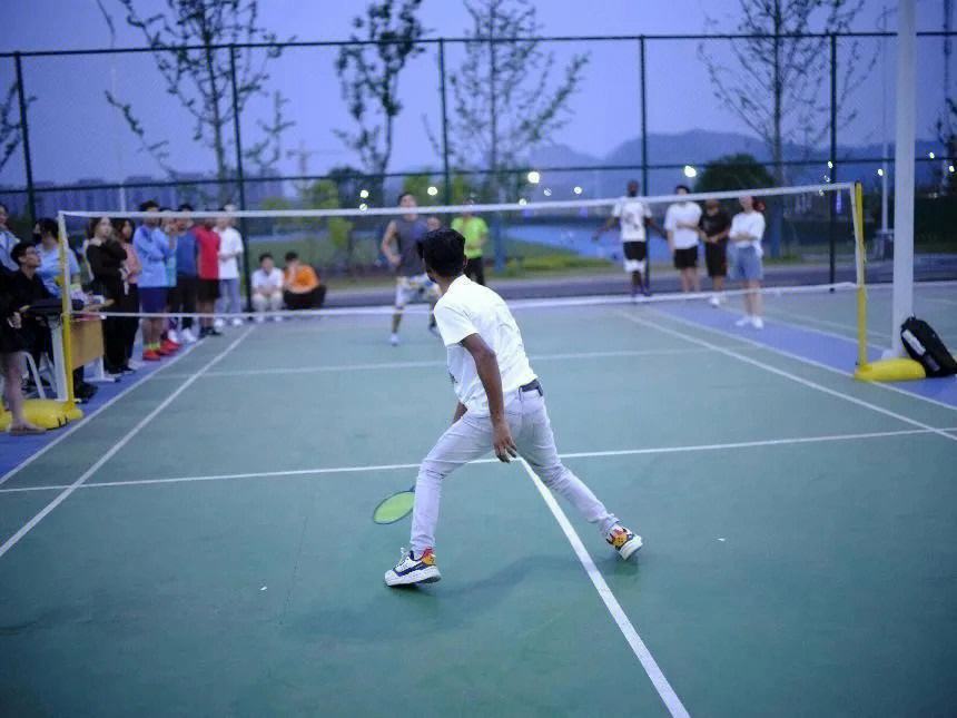 赛场争锋激烈,球队势如破竹一路领先 赛场争锋激烈,球队势如破竹一路领先