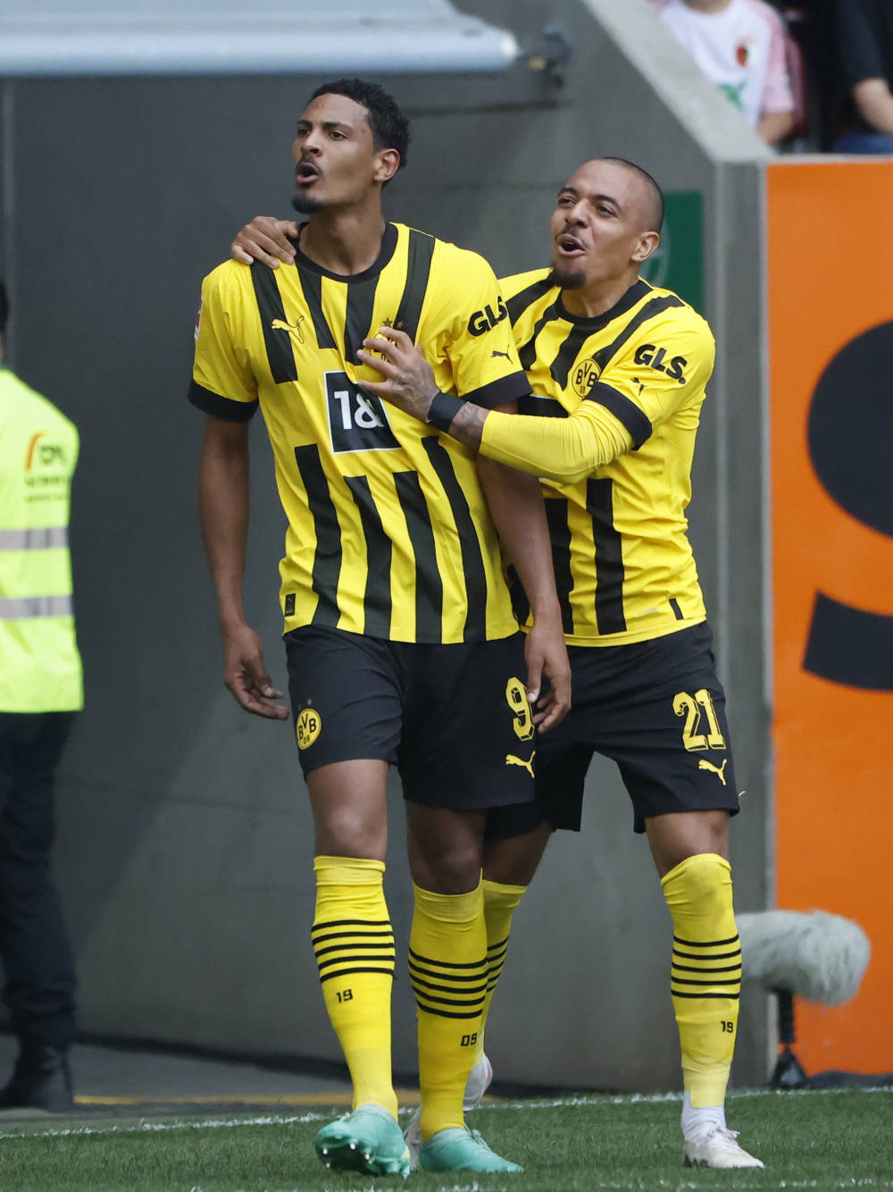 关于奥格斯堡主场逼平多特蒙德，拿到宝贵一分的信息