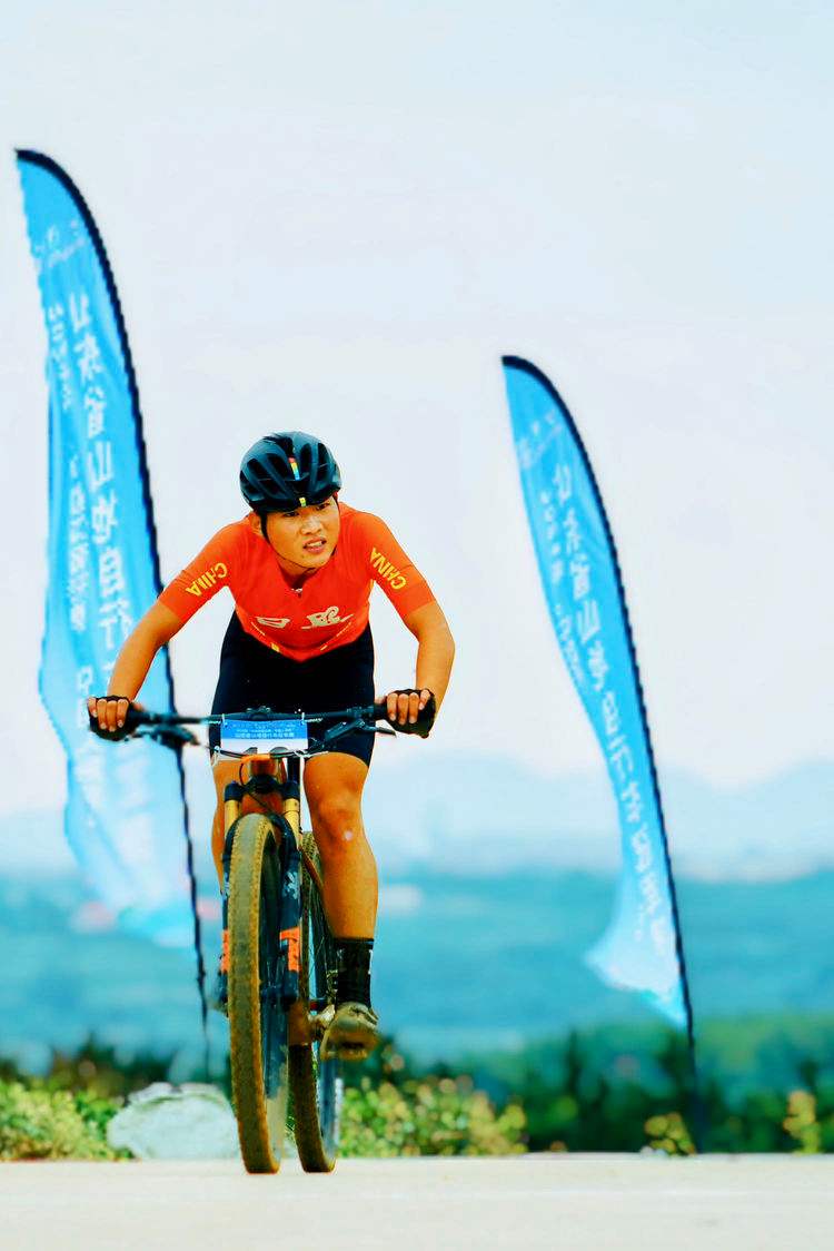 爱游戏官方登录入口-瑞士选手在自行车赛事中跨过终点线