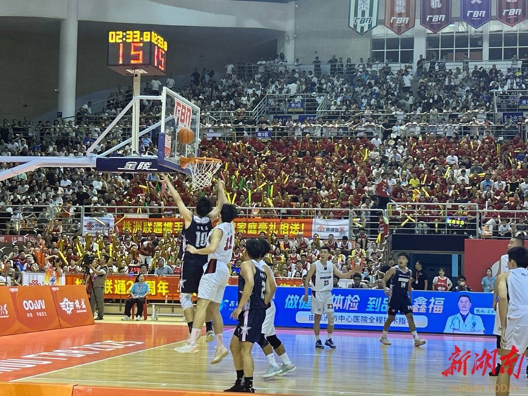 爱游戏官网-关于激烈竞争：篮球比赛现场球员互相拼抢，胜负未定的信息