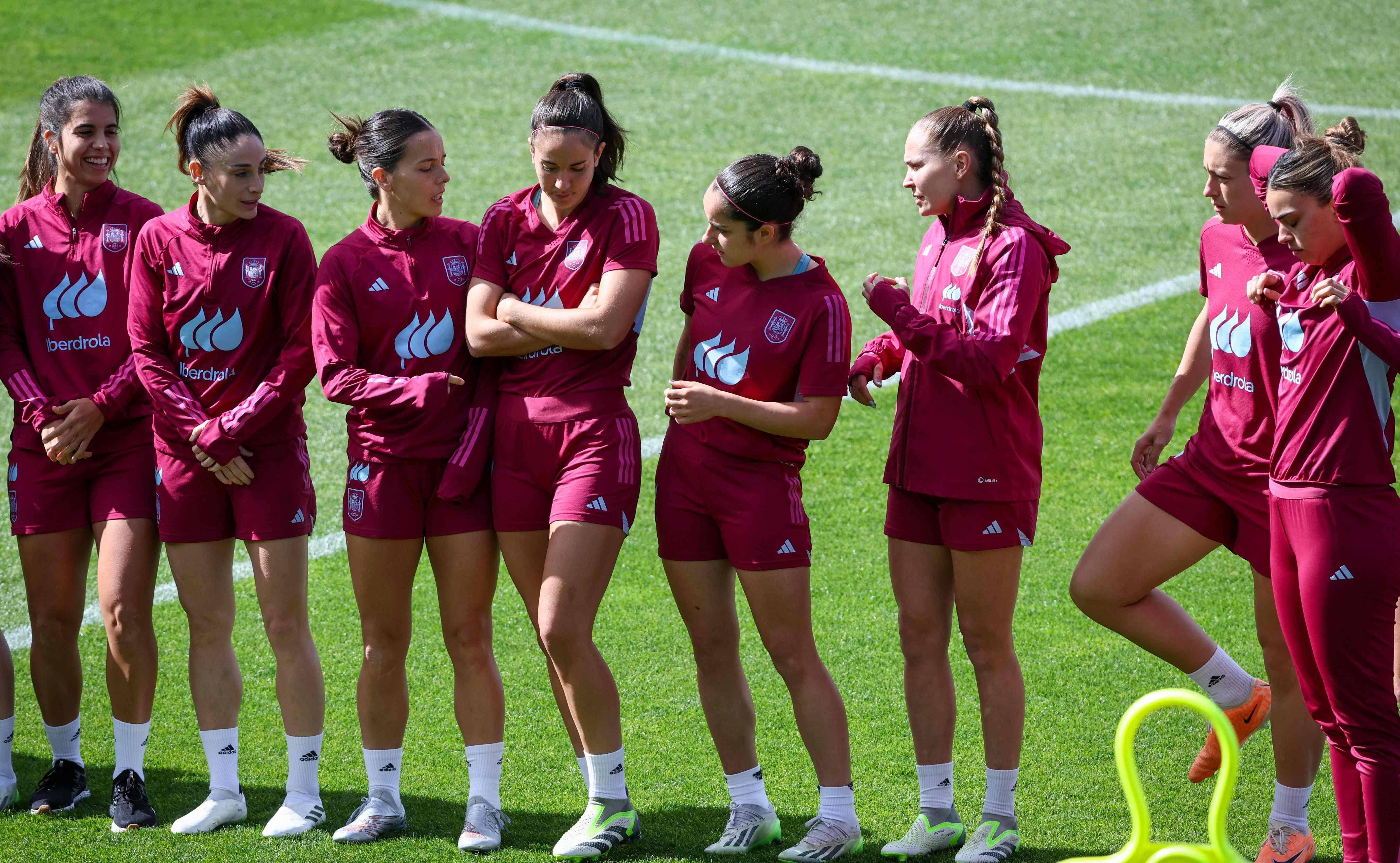 西班牙队在女足比赛中惊险晋级